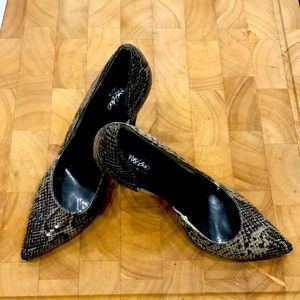 MOSSIMO 5 1/2 snakeprint rubber sole. Kind of brown/beige python. CUTE
